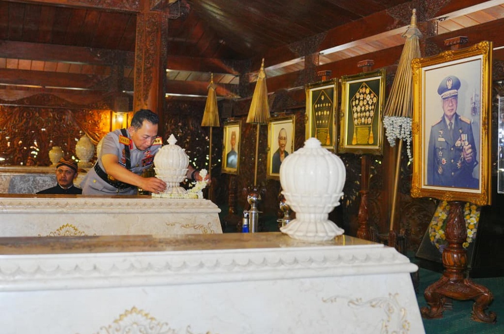 Kapolri Ziarah dan Tabur Bunga di Makam Soeharto Jelang Hari Bhayangkara
