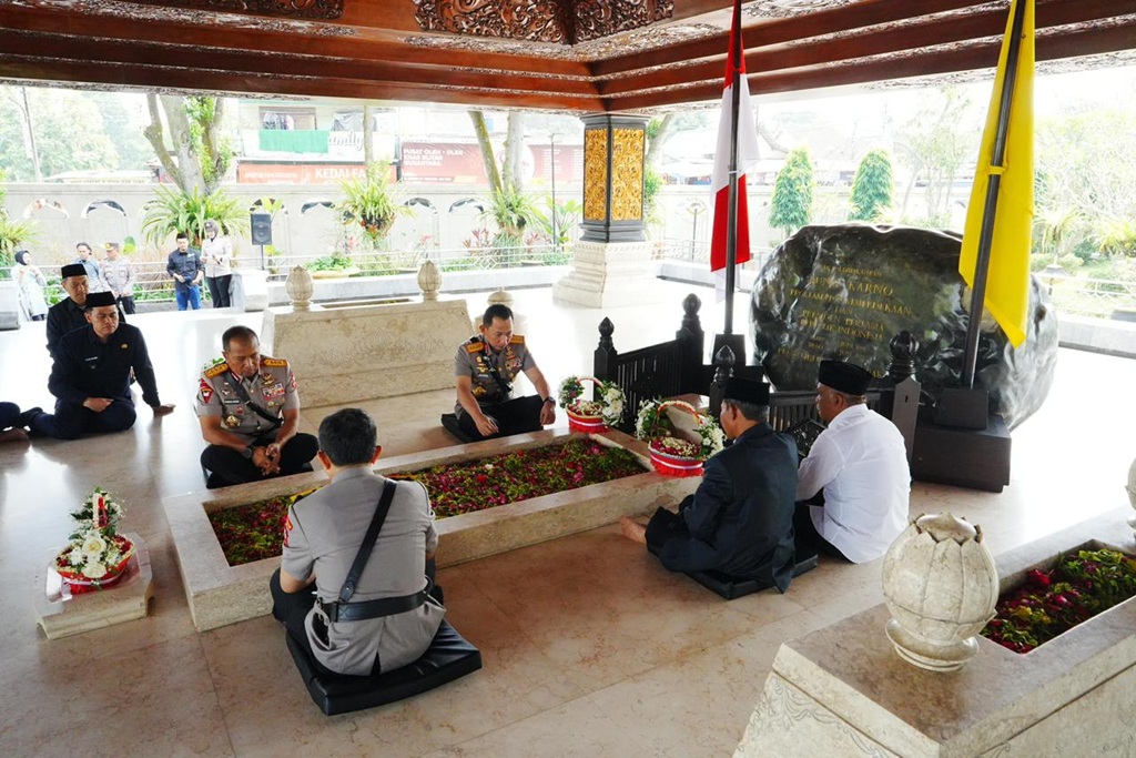 Kapolri Ziarah ke Makam Bung Karno di Blitar: Menyerap Nilai Pemimpin Bangsa