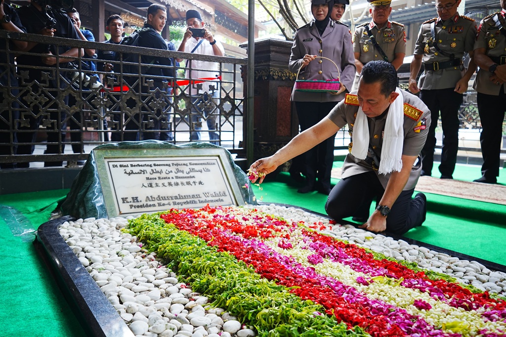 Kapolri Ziarah ke Makam Gus Dur di Jombang Jelang Hari Bhayangkara ke-80