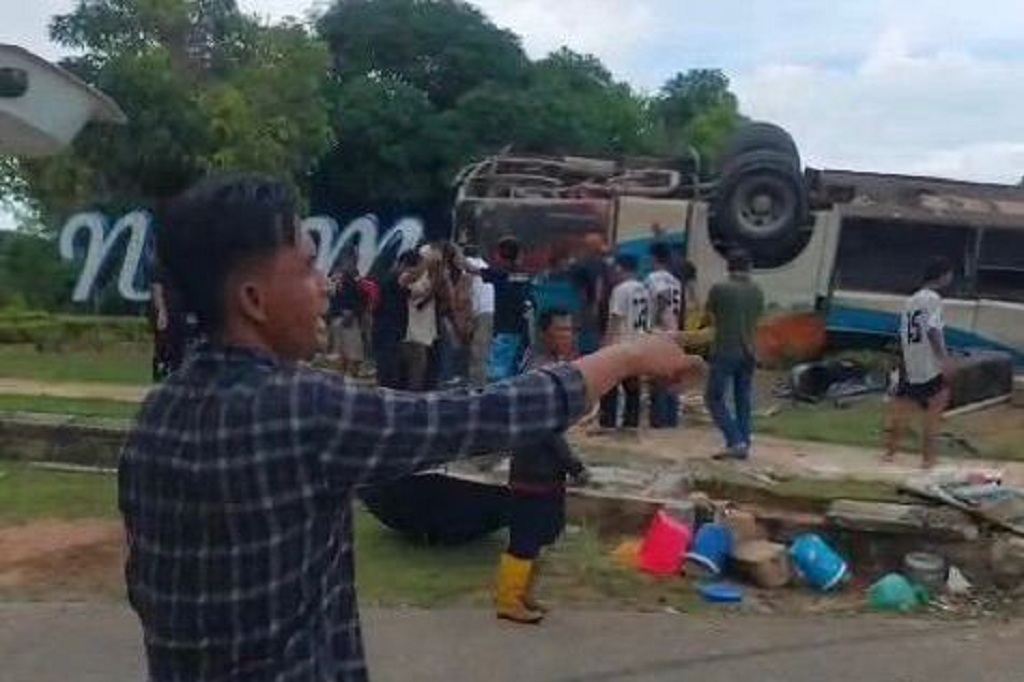 Kecelakaan Bus Bawa Rombongan Jemaat Gereja Terguling di Jembatan 5 Barelang