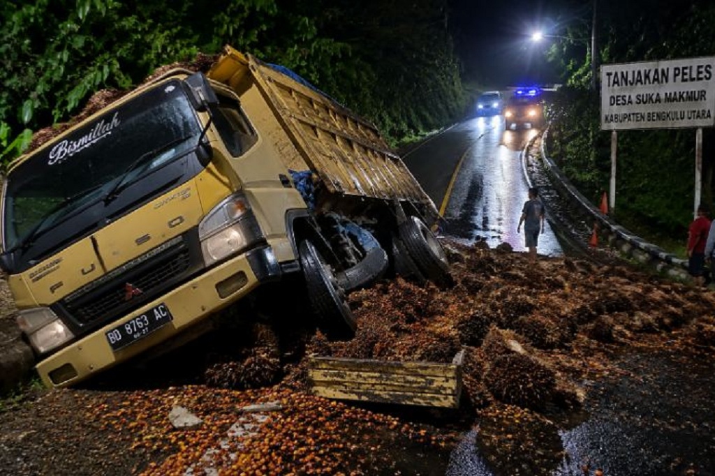 Kecelakaan Truk Sawit di Tanjakan Peles Bengkulu Utara, Diduga As Roda Patah