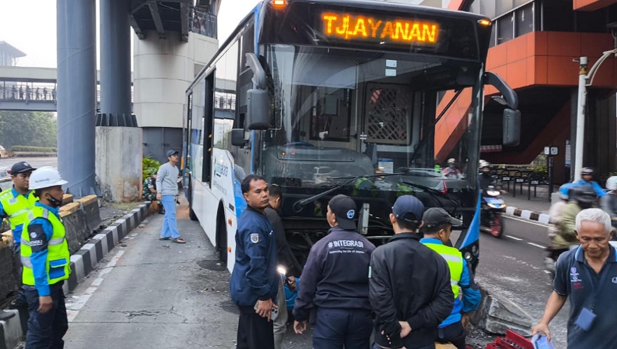 Bus Transjakarta Tabrak Separator di MT Haryono, Sopir Terluka