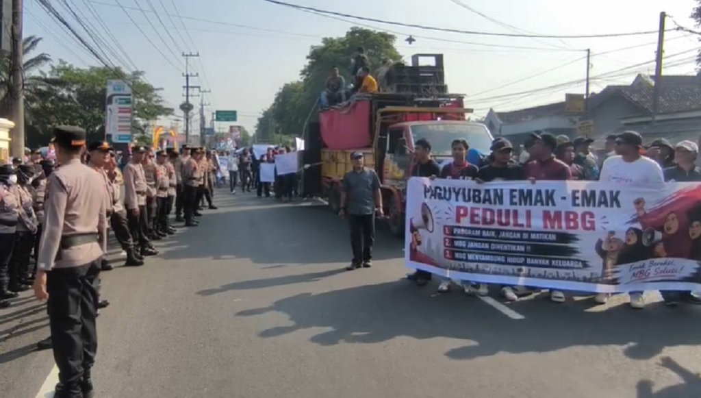 Ribuan Warga Demo di DPRD Lumajang, Desak BGN Perbaiki Tata Kelola MBG