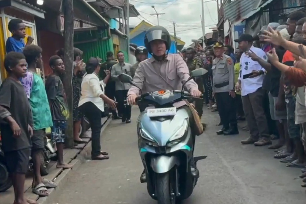 Gibran Blusukan Keliling Agats Papua Selatan, Naik Motor Listrik
