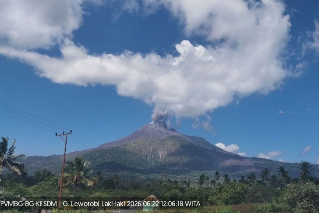 Gunung Lewotobi Laki-laki di NTT Erupsi, Kolom Abu Tebal Setinggi 400 Meter