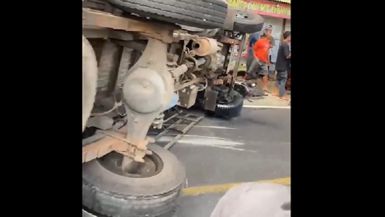 5 Kendaraan Kecelakaan Beruntun di Jember, 3 Orang Luka