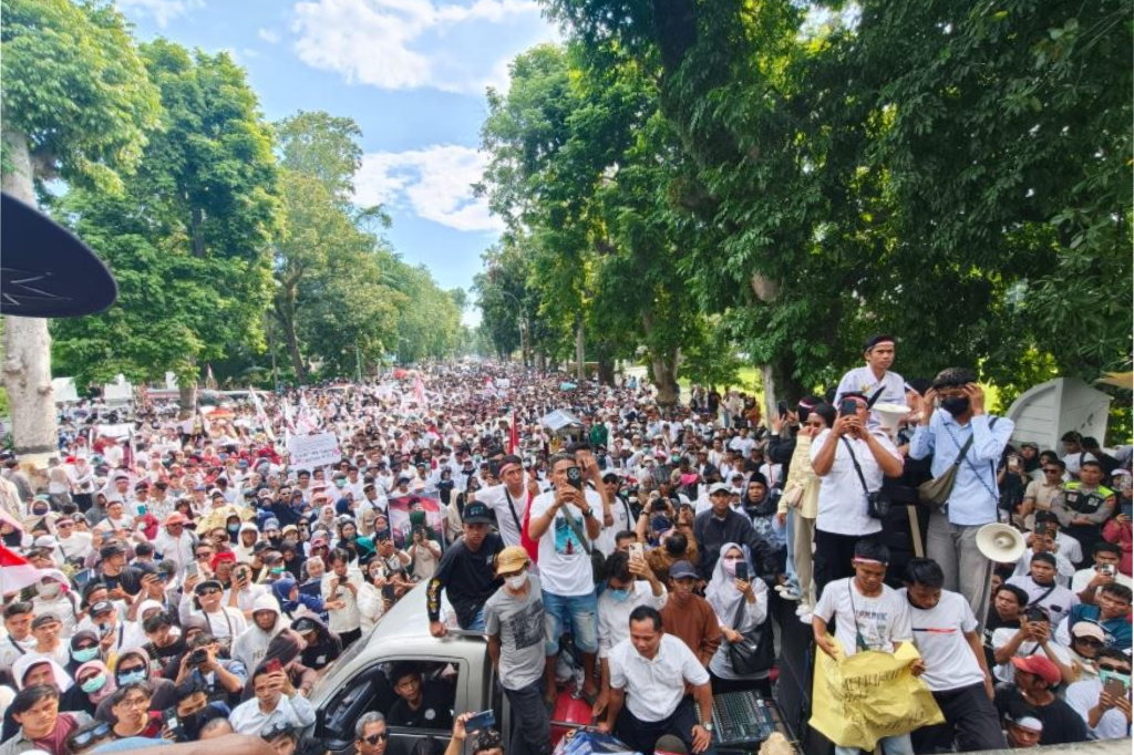 Ribuan Relawan SPPG Demo Kantor Gubernur NTB, Minta Program MBG Tetap Dilanjutkan
