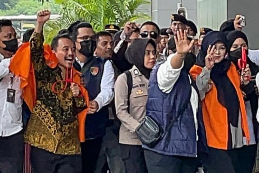 Tolak Pakai Baju Tahanan, Roy Suryo Adu Mulut dengan Polisi saat Pelimpahan ke Kejari Jaksel