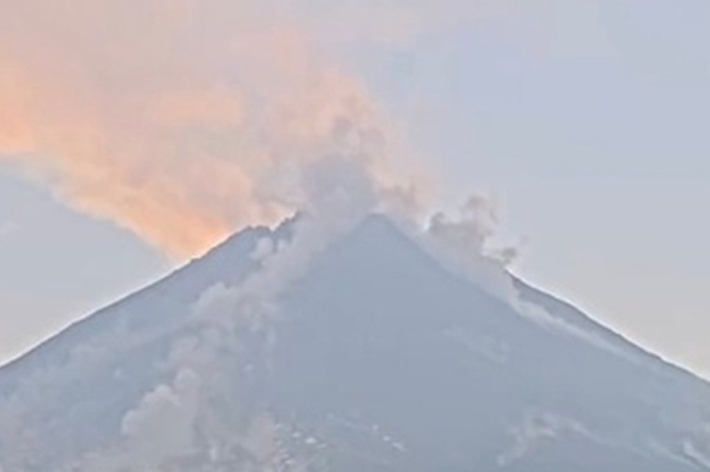 Gunung Merapi Luncurkan Awan Panas Guguran Sejauh 2 Km, Status Siaga