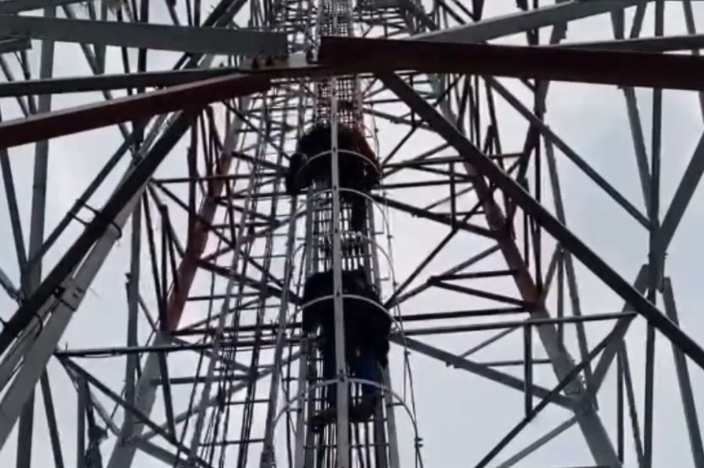 Menegangkan! Pria di Bandar Lampung Panjat Tower 52 Meter, Mau Turun usai Dibujuk Istri