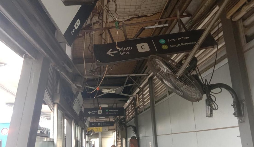 Halte Tebet Eco Park Hancur Ditabrak Truk, Pengemudi Kabur