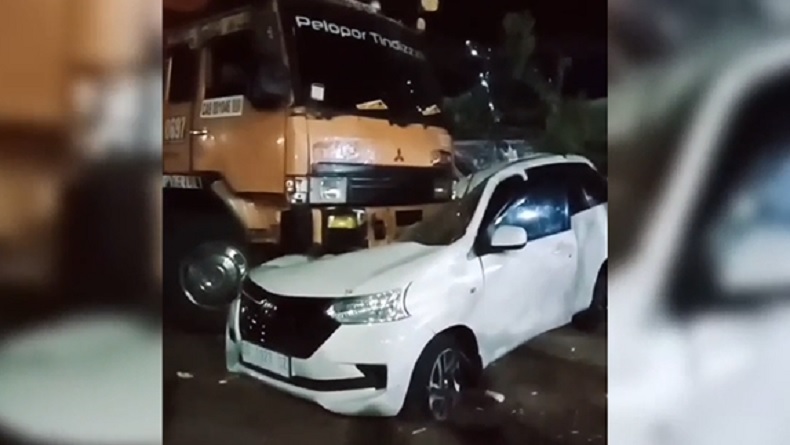 Sopir Ugal-ugalan, Truk Kontainer Tabrak Avanza hingga Ringsek di Maros