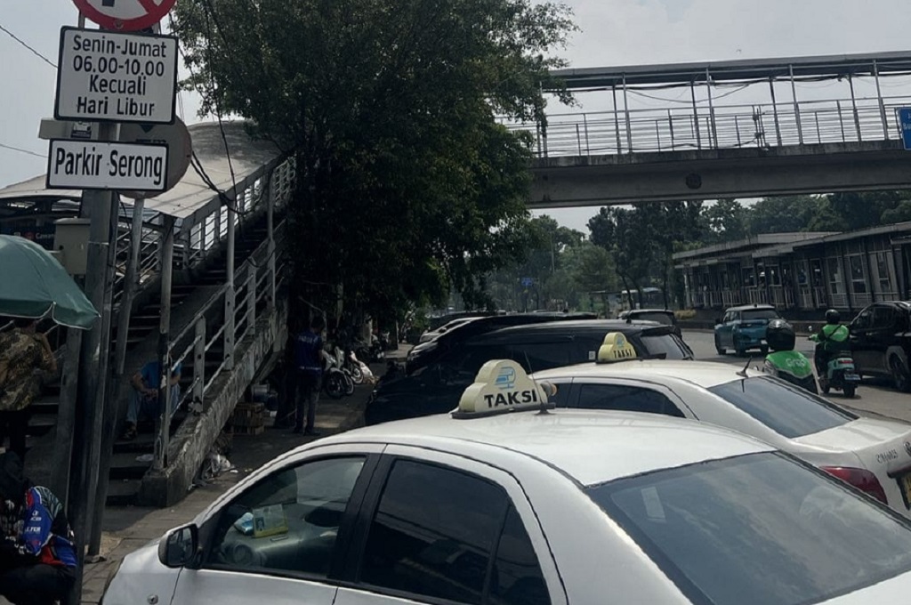 Parkir di Pinggir Jalan Cawang Diperbolehkan, Sudinhub Jaktim: Persoalannya Lebihi Kapasitas