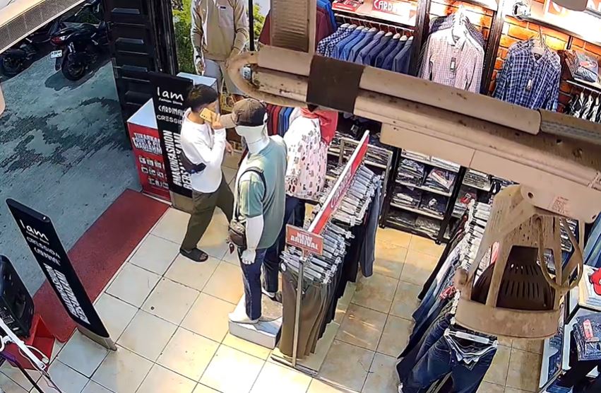 Terekam CCTV! Pria di Labuhanbatu Curi 6 Celana Senilai Rp2 Juta Modus Pura-Pura Menelepon