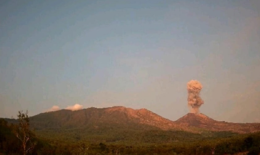 Gunung Lewotobi Laki-Laki Erupsi Pagi Ini, Muntahkan Kolom Abu Setinggi 1,2 Km