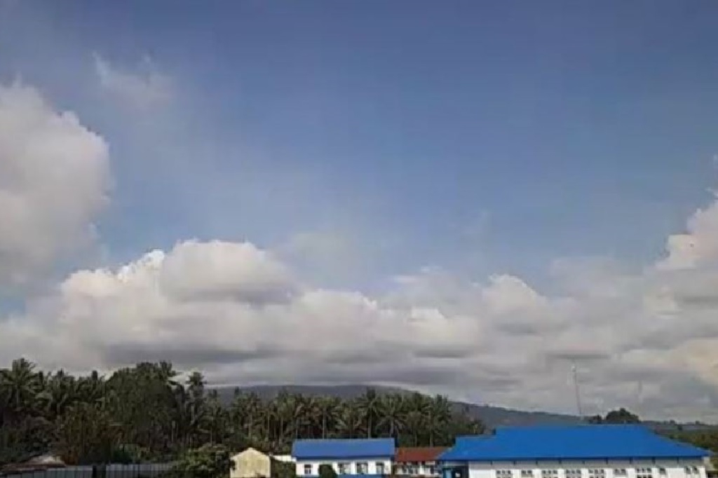 Gunung Ibu Erupsi Pagi Ini, Kolom Abu Teramati 500 Meter dari Puncak