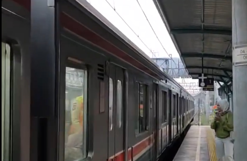 Viral KRL Nyaris Bablas di Stasiun JIS, Masinis Sempat Mundurkan Kereta