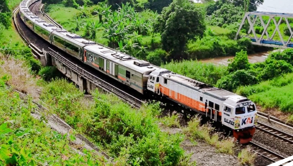4 Perjalanan Kereta Api Terlambat gegara Kabel Menjuntai di Atas Rel di Karawang
