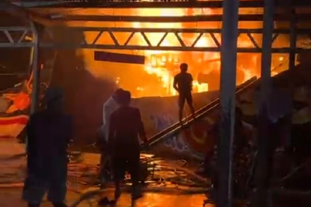 Kapal Nelayan Terbakar di Pelabuhan Brondong Lamongan, Kerugian Capai Rp1,6 Miliar