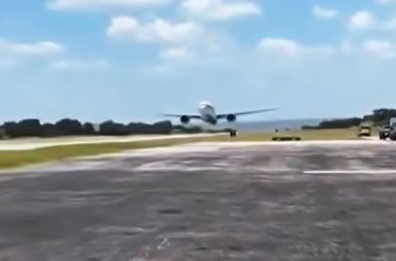 Viral! Pesawat Boeing 777-200 Qatar Airways Terbang Sangat Rendah, ternyata...