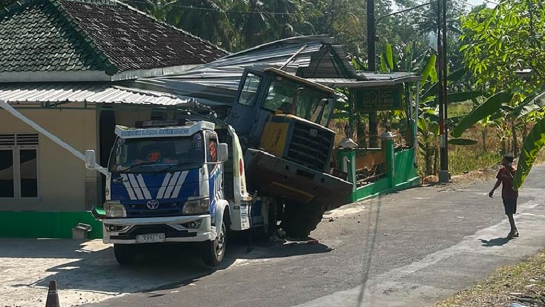 Mengerikan! Truk Towing Bermuatan Alat Berat Meluncur Mundur Tabrak Masjid di Kulonprogo