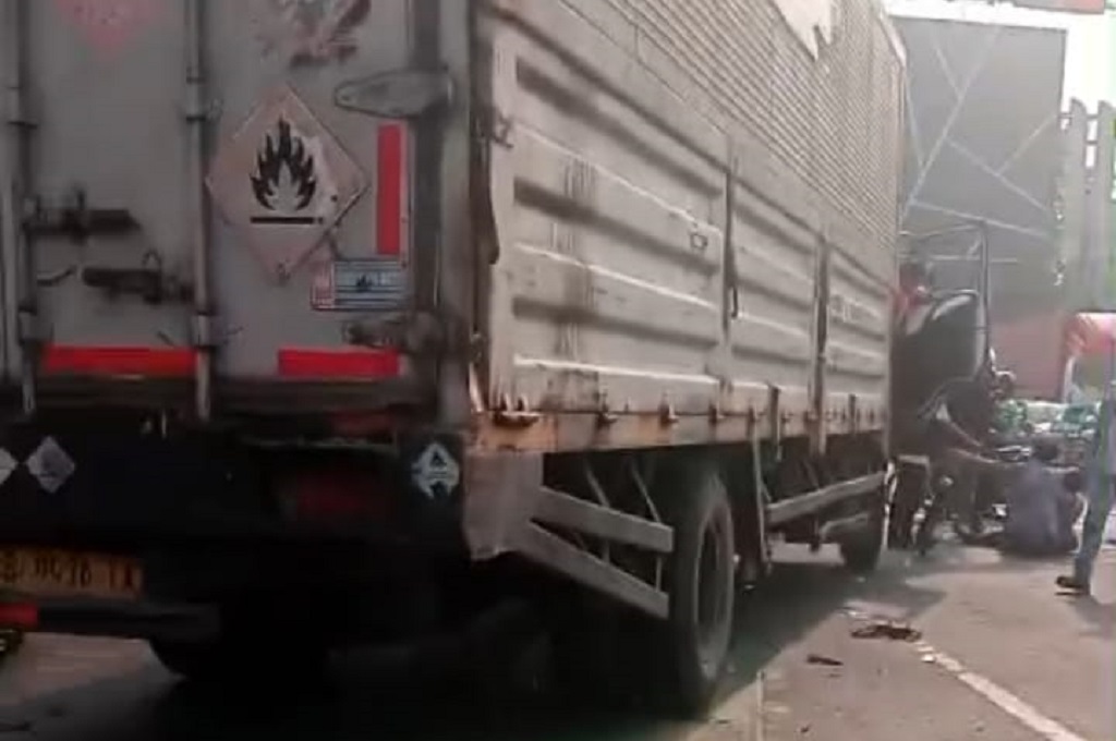 Detik-Detik Mengerikan Truk Tabrak Sejumlah Motor di Bekasi, Terobos Lampu Merah
