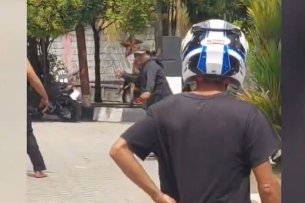 Viral Pria Mengamuk Bawa Pegang di SPBU Kendari, Emosi Antrean Panjang Isi BBM