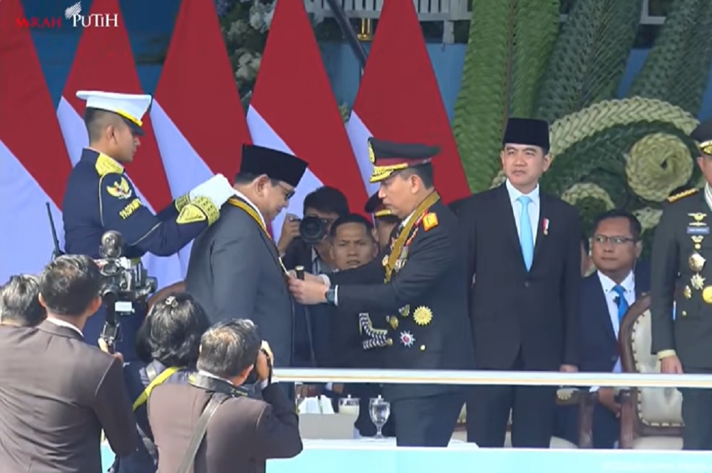 Presiden Prabowo Dianugerahi Medali Kehormatan oleh Kapolri di Hari Bhayangkara ke-80
