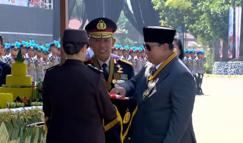 Momen Prabowo Potong Tumpeng dan Serahkan kepada Kapolri di Hari Bhayangkara