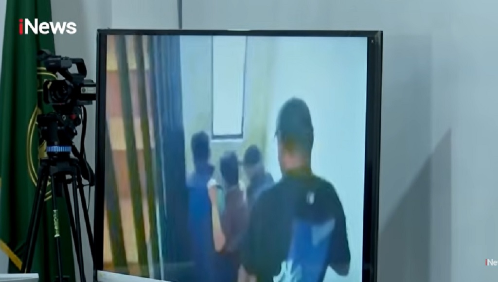 Roy Suryo Putar Video Penangkapannya, Perlihatkan Polisi Memaksa Masuk ke Rumah