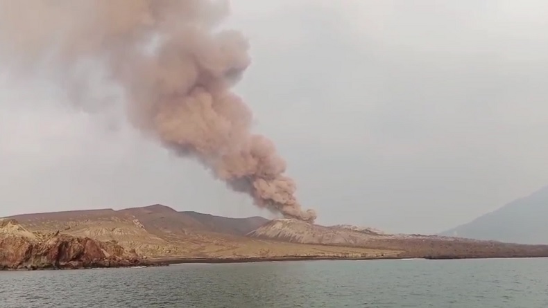 Gunung Anak Krakatau Kembali Erupsi, Sempat Tenang sejak 2024