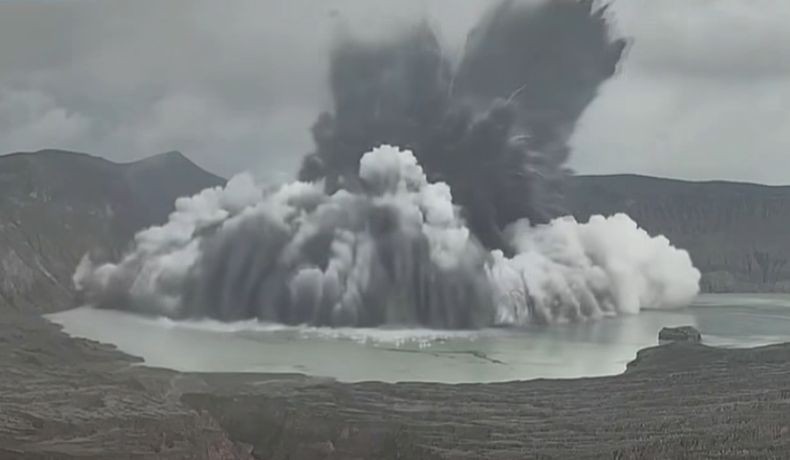 Menakjubkan! Detik-Detik Danau Kawah Gunung Filipina Meletus Dahsyat, Picu Tsunami