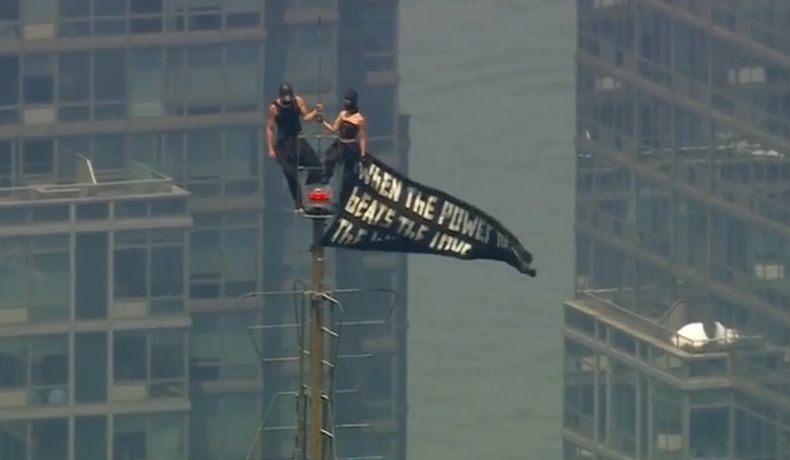 Ekstrem! Pasangan Ini Panjat Ujung Antena Empire State Building New York untuk Lamaran