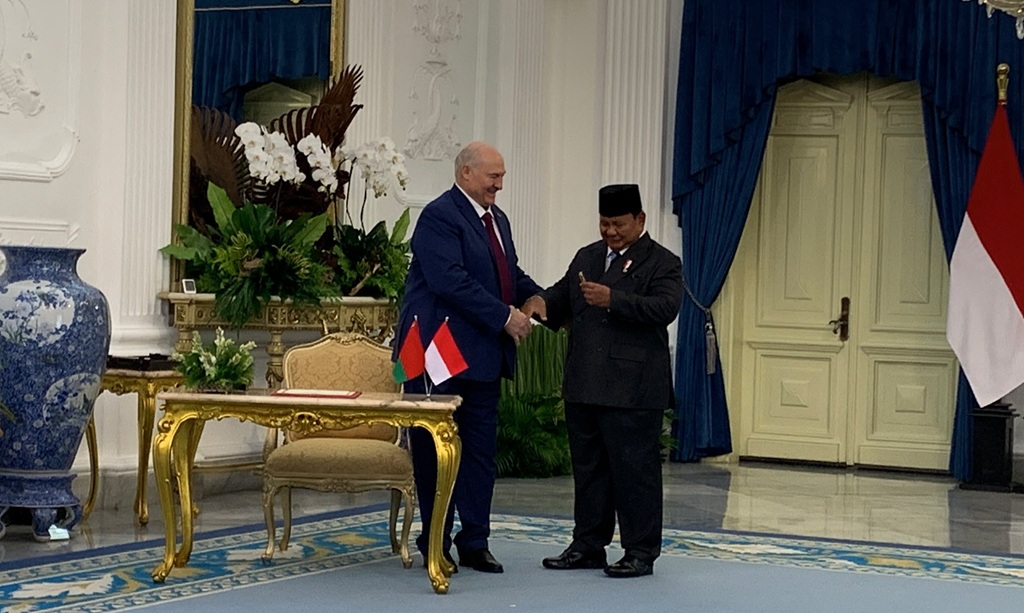 Momen Prabowo Kaget Terima Pulpen Emas dari Presiden Belarus di Istana