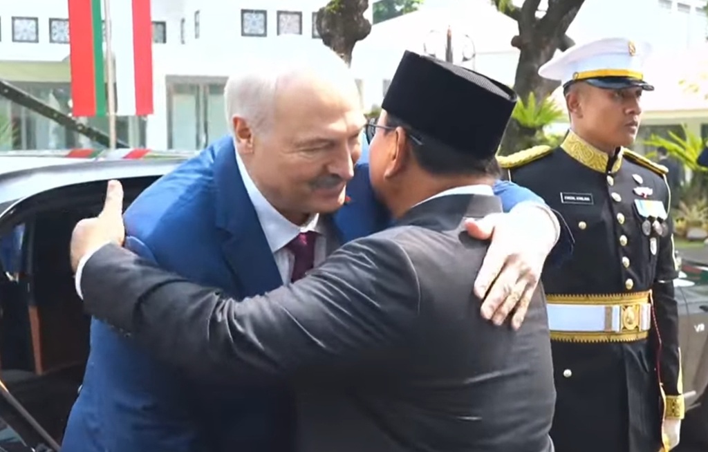 Prabowo Sambut Presiden Belarus Alexander Lukashenko di Istana, Jabat Tangan hingga Peluk Erat  