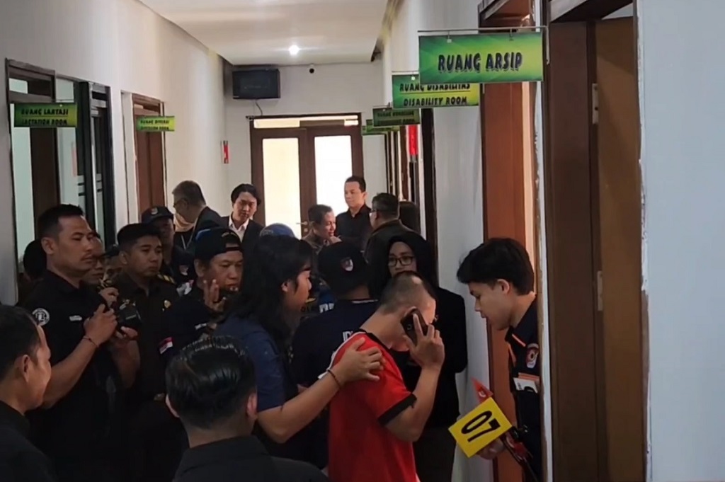 Taufik Hidayat Peragakan Siksa YTR, Aniaya Pakai Golok hingga Rokok
