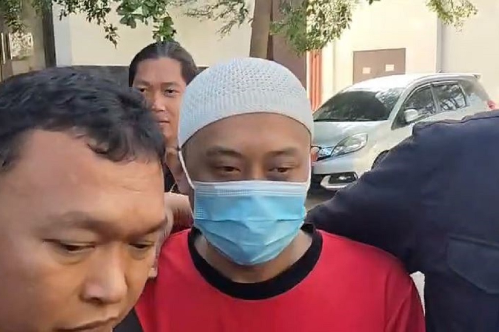 Tampang Taufik Hidayat Jalani Rekonstruksi Penyekapan Sadis, Pakai Peci dan Masker