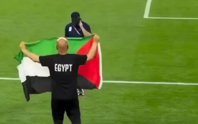 Momen Pelatih Mesir Bentangkan Bendera Palestina Setelah Menang atas Australia di Piala Dunia