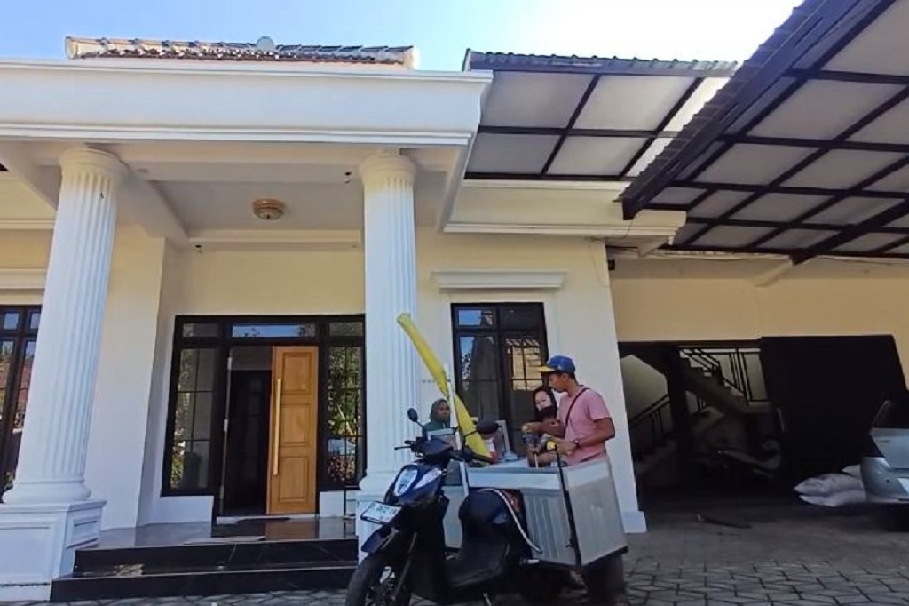 Viral Penjual Cilok Tinggal di Rumah Mewah di Bondowoso, Dijuluki CEO Menyamar