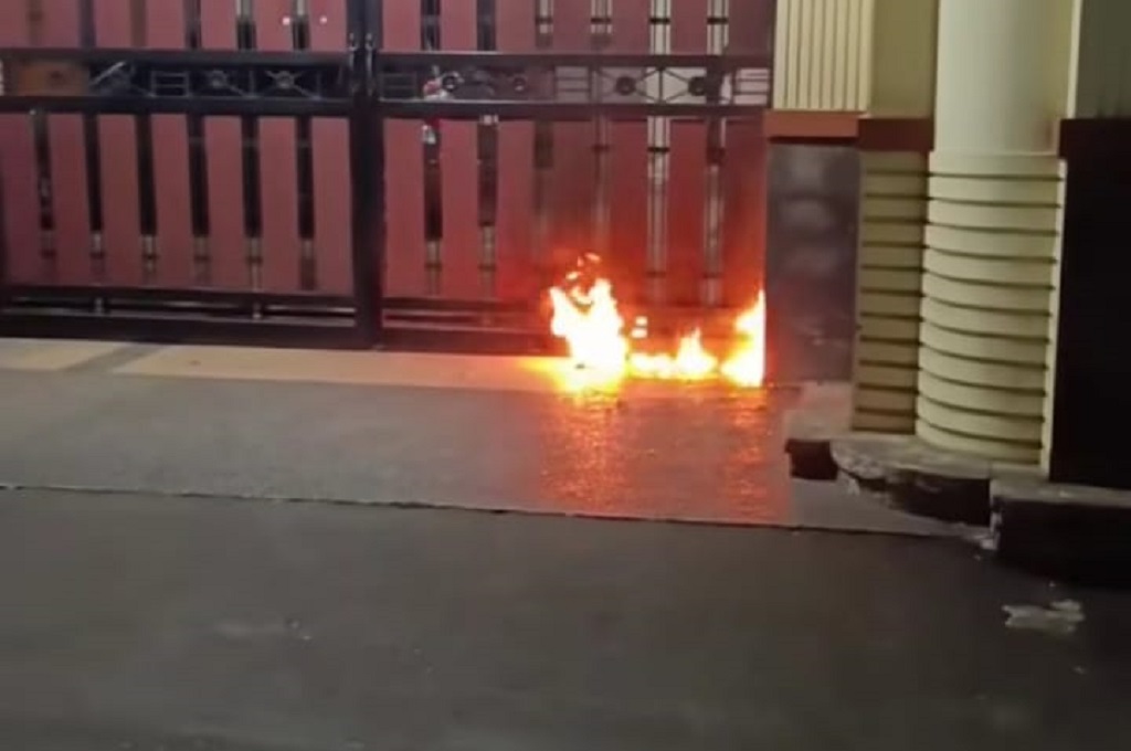 Geger! Rumah Pengacara Dilempar Bom Molotov di Jaktim, Polisi Buru Pelaku
