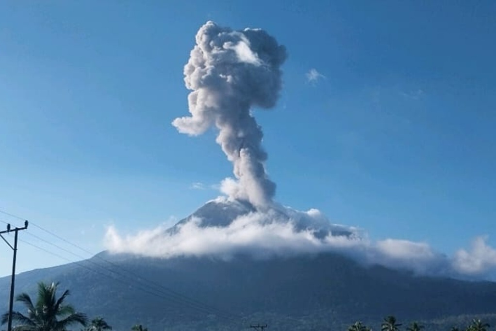Gunung Lewotobi Laki-Laki Erupsi Pagi Ini, Kolom Abu Capai 1,4 Km