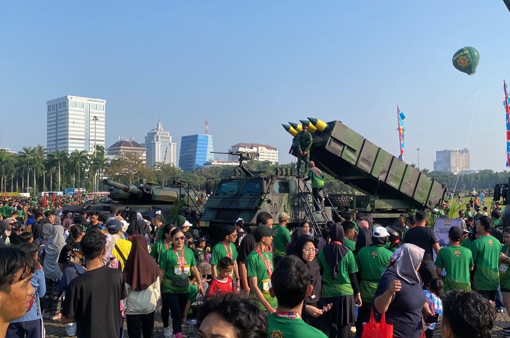 Acara HUT ke-65 Kostrad di Monas Diserbu Warga, Tank Leopard hingga Astros Jadi Favorit