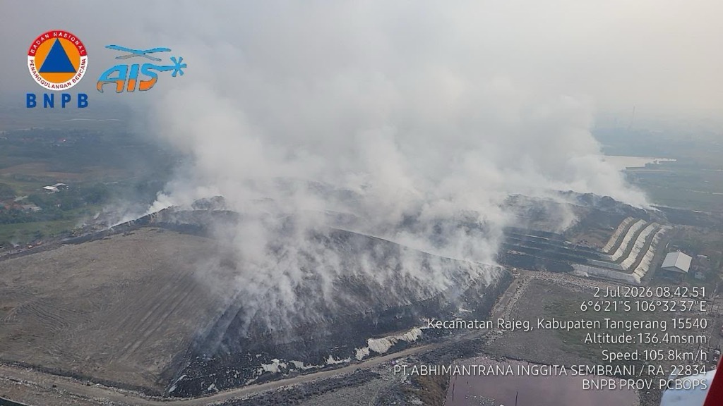 Kebakaran TPA Jatiwaringin Baru Padam 40%, BNPB Kerahkan 4 Heli Water Bombing