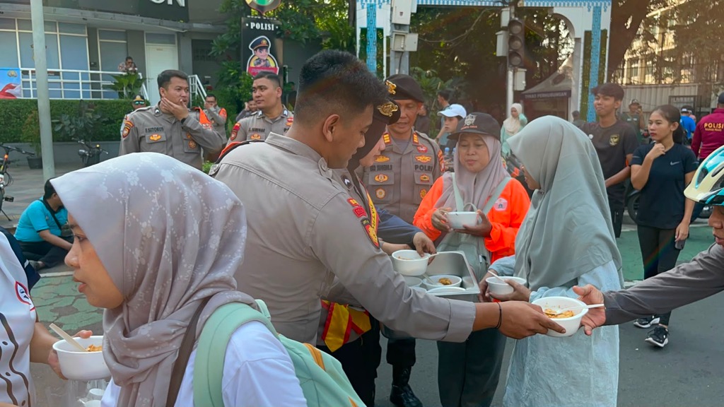 Rayakan Hari Bhayangkara, Polda Metro Jaya Bagi-Bagi Makanan Gratis di Bundaran HI