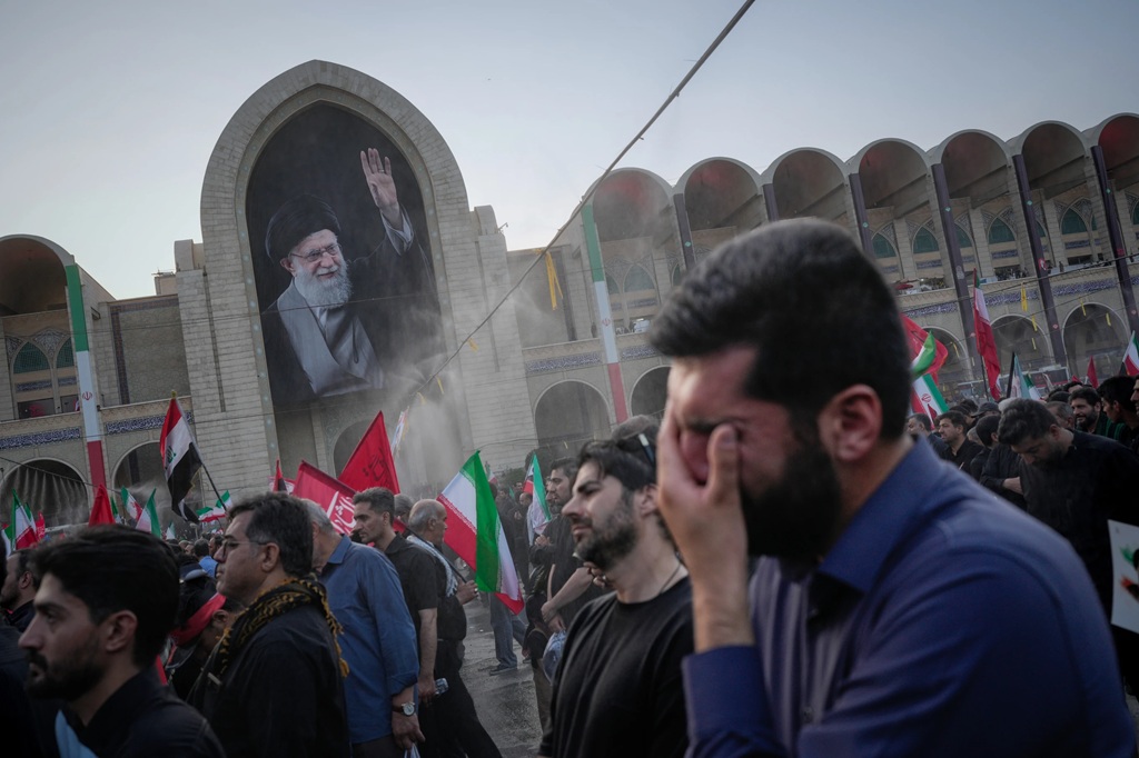 Ratusan Ribu Warga Iran Hadiri Prosesi Pemakaman Ali Khamenei, Duka Selimuti Teheran