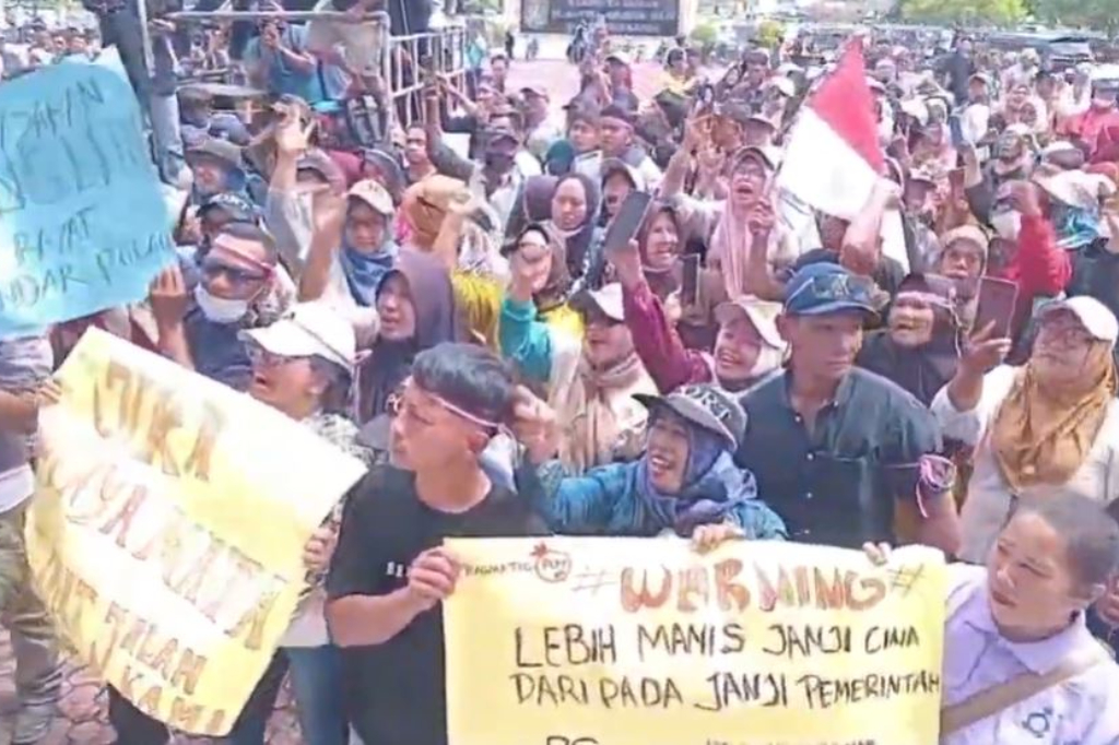 Geruduk Kantor Bupati Asahan, Aksi Demo Warga Protes Jalan Rusak Ricuh