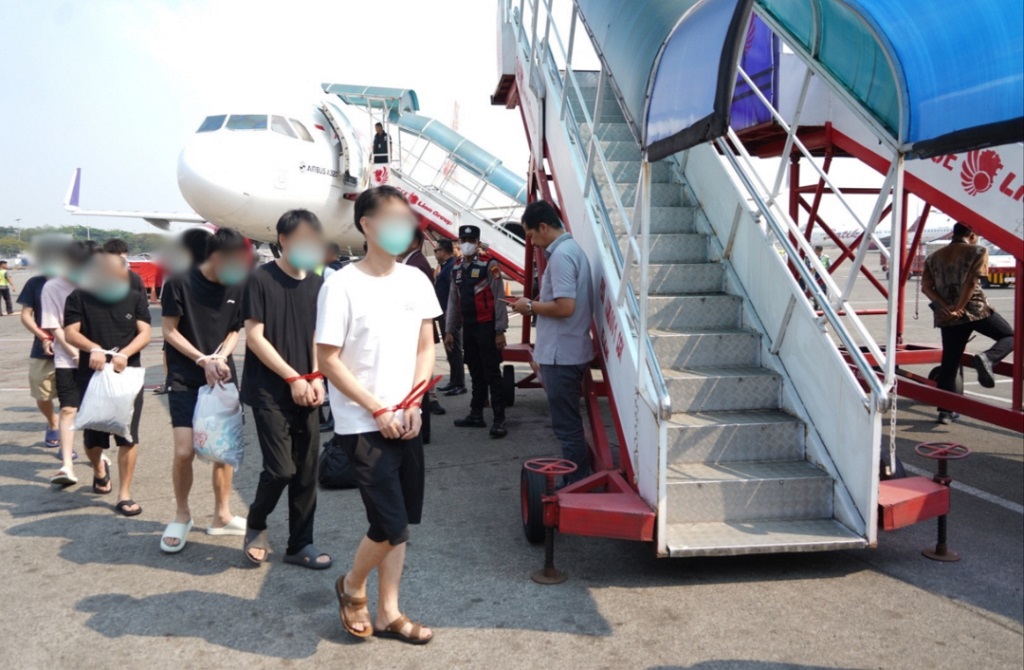 Imigrasi Deportasi 92 WN China gegara Penipuan Investasi di Batam, Dicekal Seumur Hidup