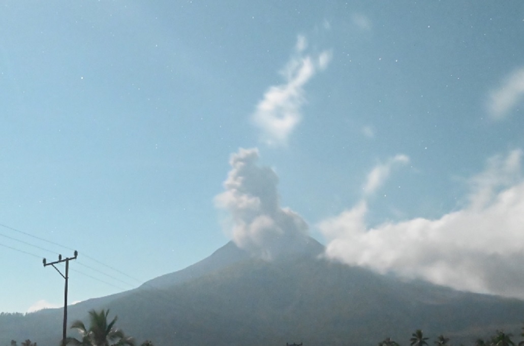 Gunung Lewotobi Laki-Laki Erupsi Lagi, Semburkan Abu Vulkanik Setinggi 500 Meter