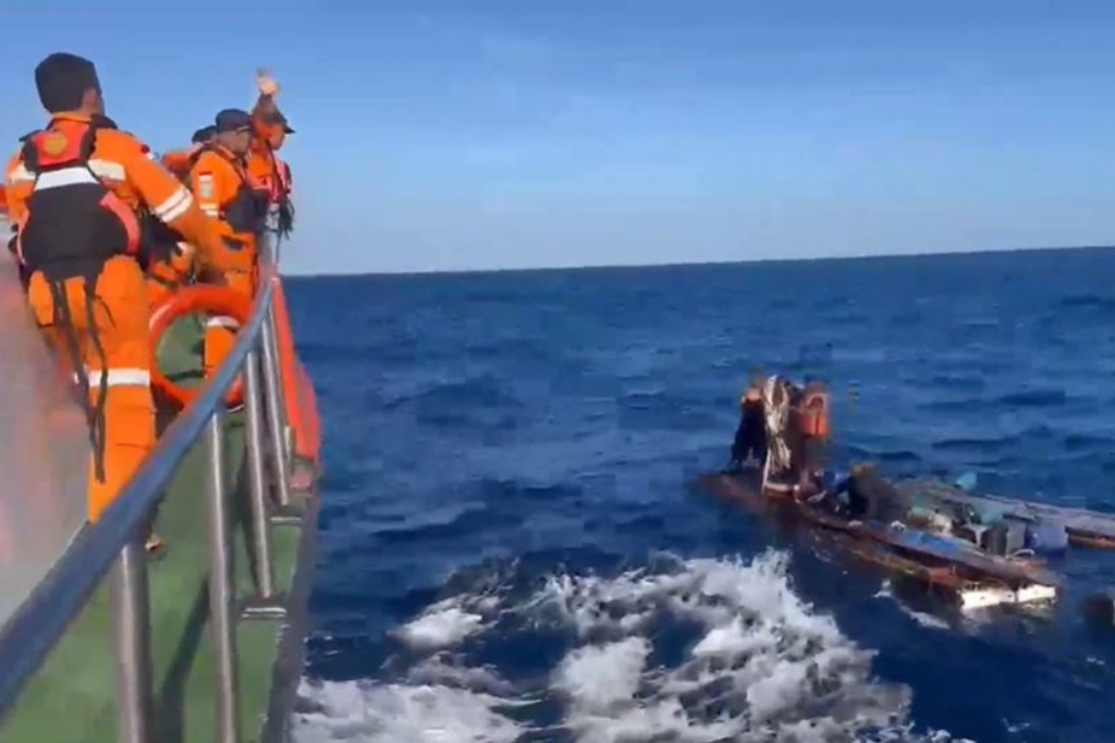 Kapal Nelayan Tenggelam di Perairan Buton, 3 ABK Selamat usai 10 Jam Terombang-ambing
