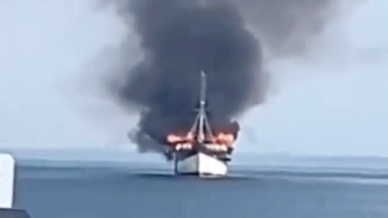 Kapal Wisata Pinisi Terbakar di Perairan Bulukumba, Api Diduga dari Anjungan
